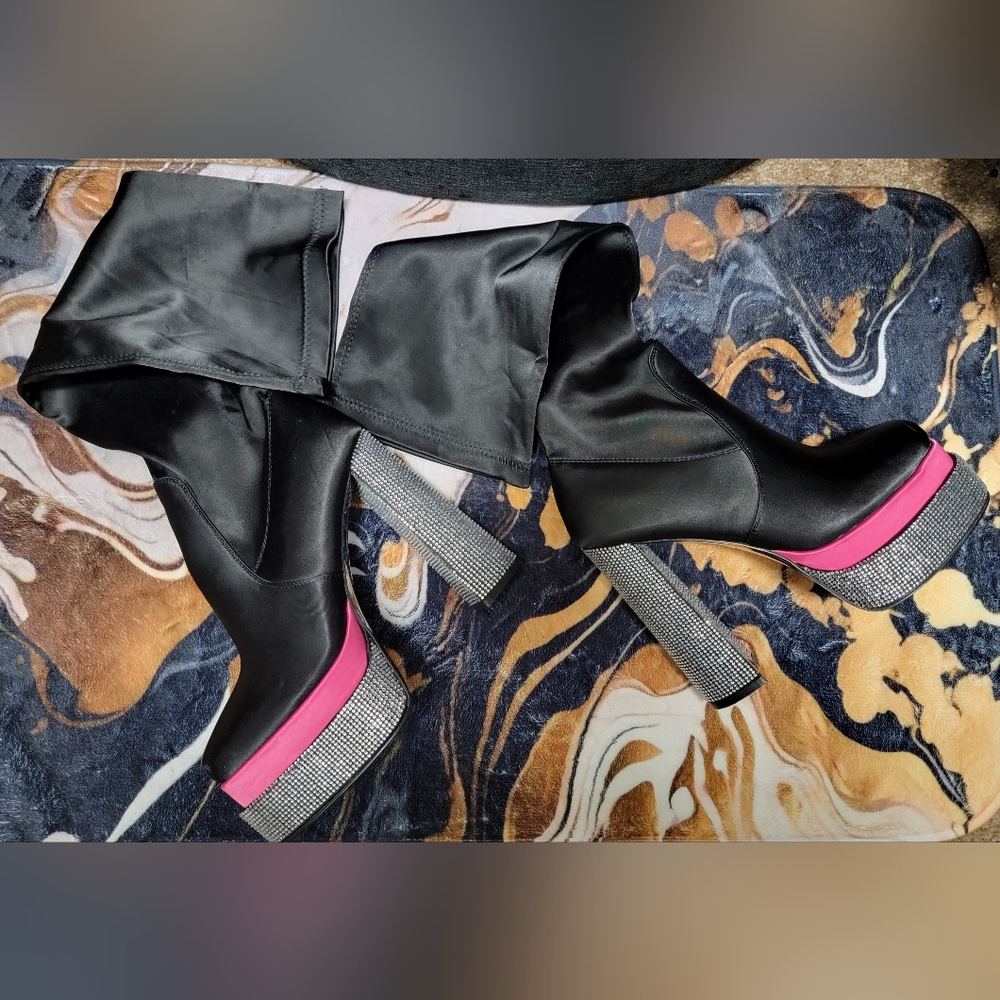 NEW Elegant Black and Pink Heeled Boots